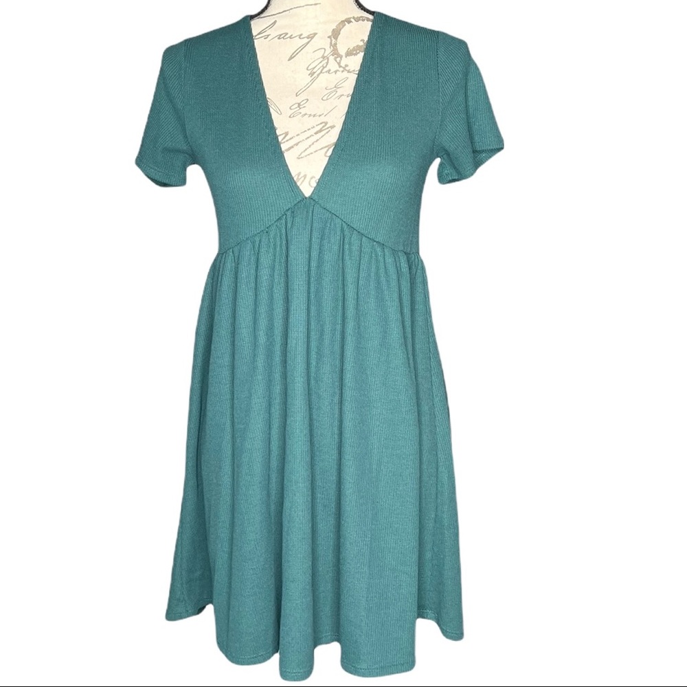 EUC Forever 21 short sleeve deep v neck swing dress